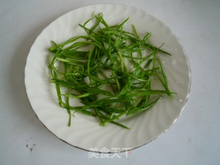 Garlic Sprouts Mixed with Pork Skin recipe