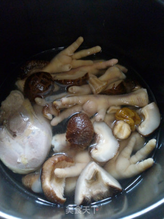 Mushroom Chicken Feet Soup recipe