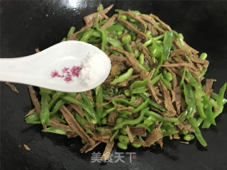 Stir-fried Dried Bamboo Shoots with Green Pepper and Edamame recipe