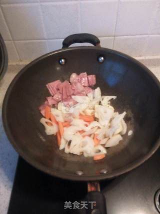 Stir-fried Autumn Lotus Root with Bacon Has The Effects of Clearing Heat, Invigorating The Stomach and Spleen, Nourishing Blood and Nourishing Blood. It is Good for Lung Heat and Cough. It is A Good Food Therapy Product. this Dish is Suitable for All Ages and Can be Eaten by The General Population. recipe