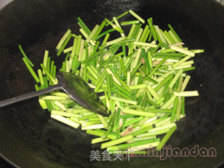 Stir-fried Garlic Heart with Raw Fish recipe