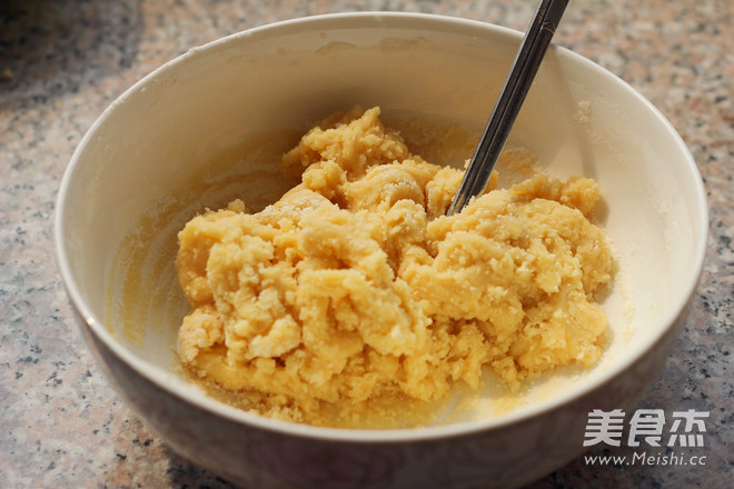 Mooncake with Lotus Seed Paste and Egg Yolk recipe