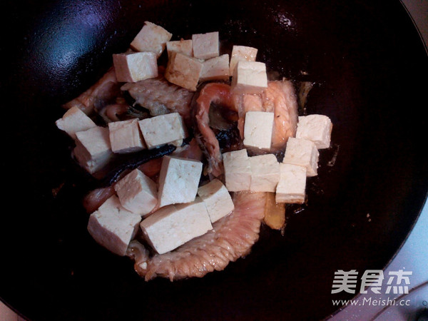 Stewed Fish Cubes with Mushrooms and Tofu recipe