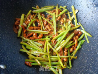 Fried Noodles with Hot Peppers recipe