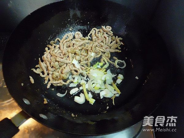 Stir-fried Pork with Leek and Fungus recipe