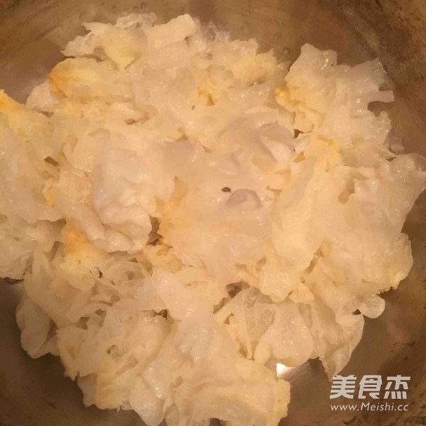 Sydney White Fungus and Loquat Soup recipe