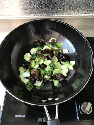Stir-fried Fungus with Canola recipe