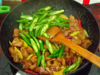 【festive Family Banquet Stir-fried Sautéed Pork Intestines with Hot Peppers recipe