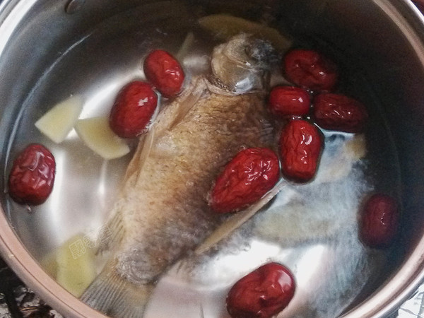 Red Dates, Papaya and Crucian Carp Soup recipe