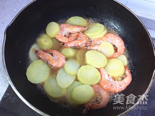 Fried Shrimp with Potatoes recipe