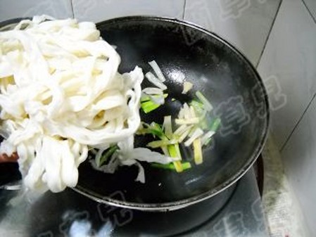 Stir-fried Rice Noodles with Fungus and Pork recipe