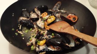 Stir-fried Mussels with Black Pepper recipe