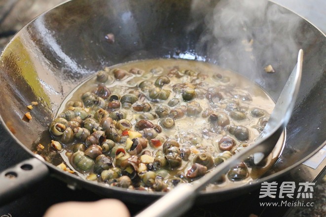 Stir-fried Escargot with Garlic and Tempeh recipe