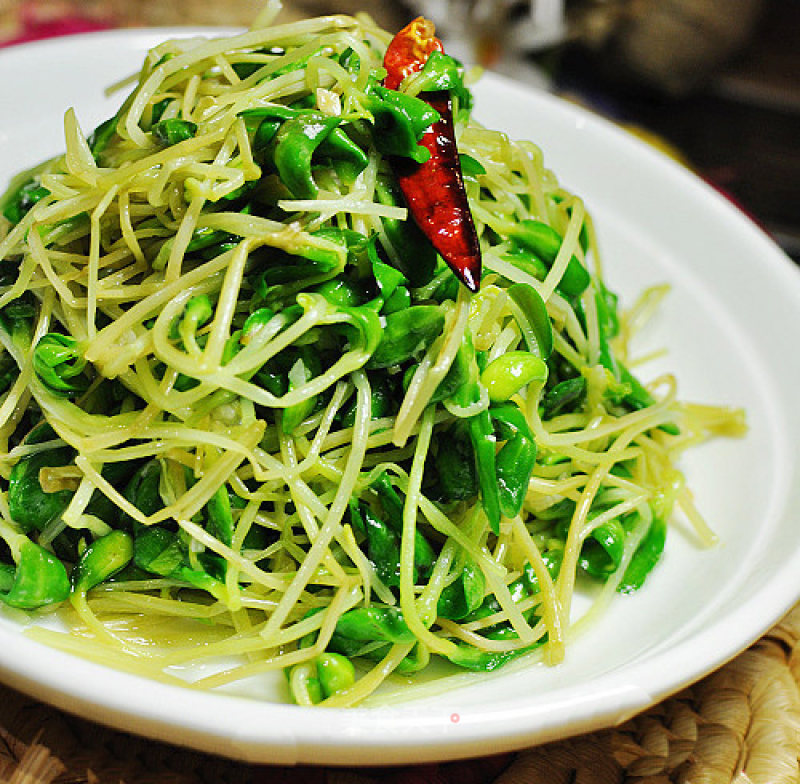 Stir-fried Black Bean Sprouts with Lycium Barbarum recipe