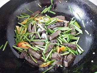 A Quick Appetizer Nutritious Dish Worth 2 Yuan-----stir-fried Pork Blood with Leeks recipe