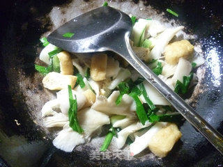 Stir-fried Oyster Mushroom with Tofu in Leek Oil recipe