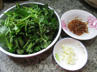 Stir-fried Water Spinach with Clove Fish recipe