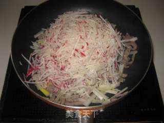 Stir-fried Shredded Pork with Luobu recipe