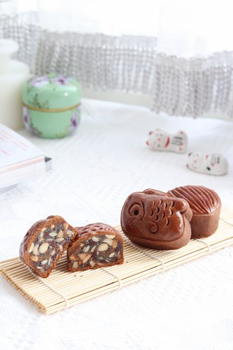 Detailed Steps of Brown Sugar Five-core Mooncakes, Including Luxurious Five-core Filling recipe