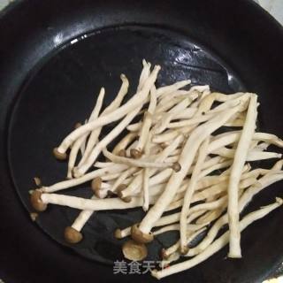 Stir-fried Crab Mushroom with Colored Pepper recipe