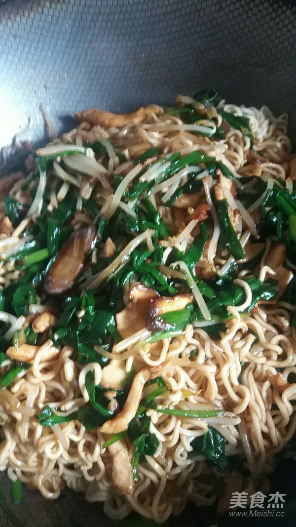 Hong Kong Style Fried Noodles with Soy Sauce recipe