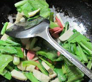 Stir-fried Small Vegetarian Chicken with Ham and Lettuce recipe