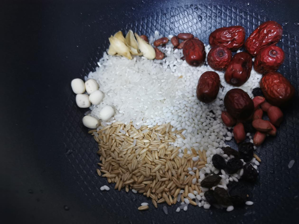 Glutinous Rice Porridge with Red Dates and Lotus Seeds recipe