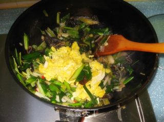 Scrambled Eggs with Garlic Seedlings Fungus recipe