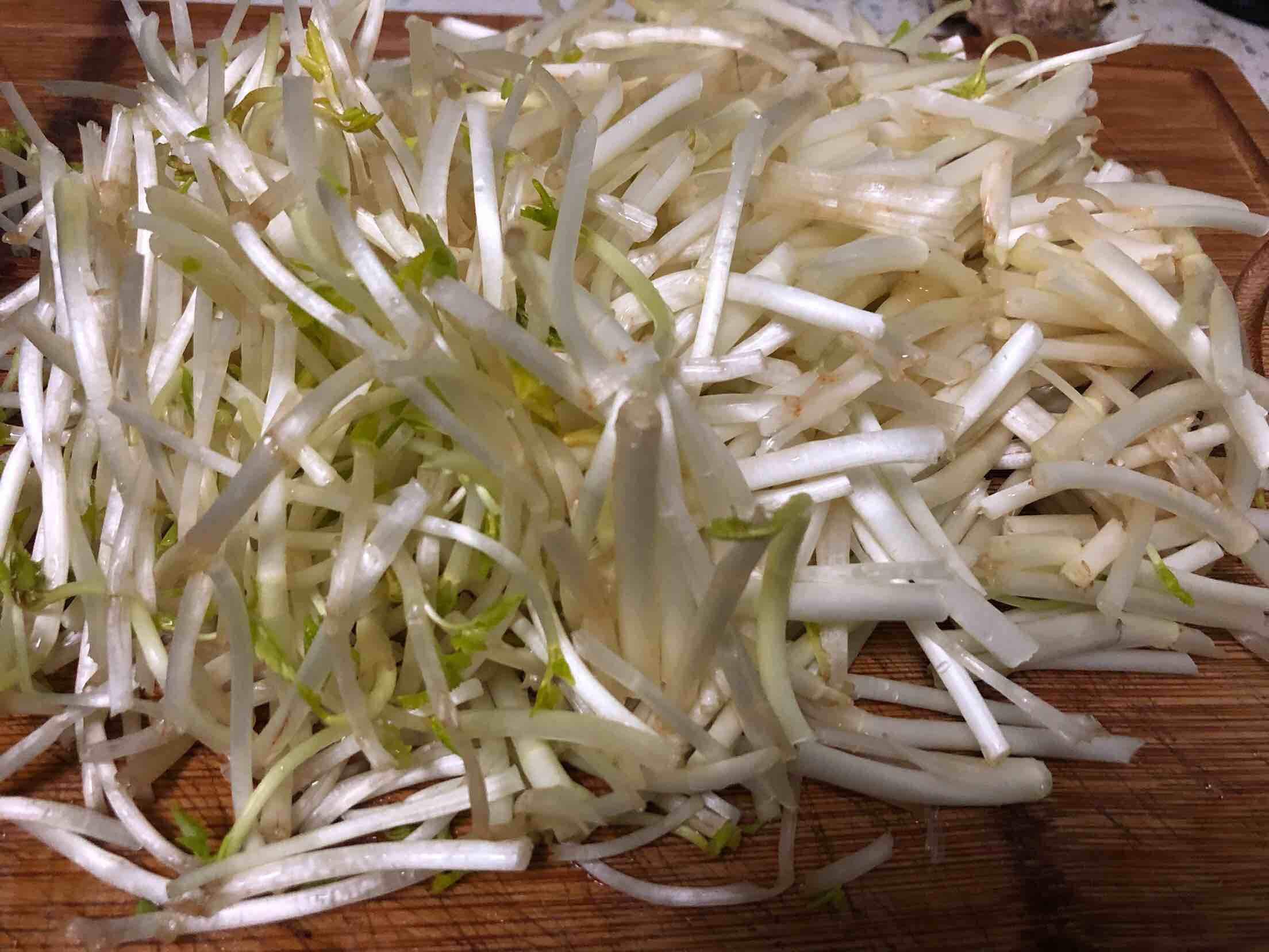 Stir-fried White Celery with Bean Sprouts recipe