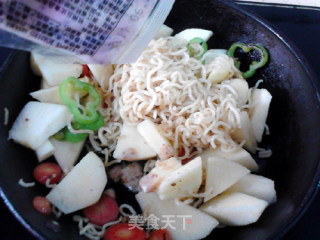 Stir-fried Instant Noodles with Sesame and Apple recipe