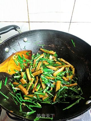 Stir-fried Bean Curd with Spicy Leek recipe