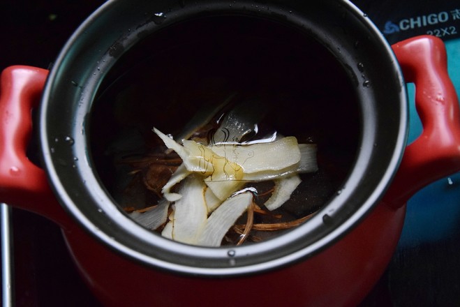 Tea Tree Mushroom Chestnut Pig Tendon Soup recipe
