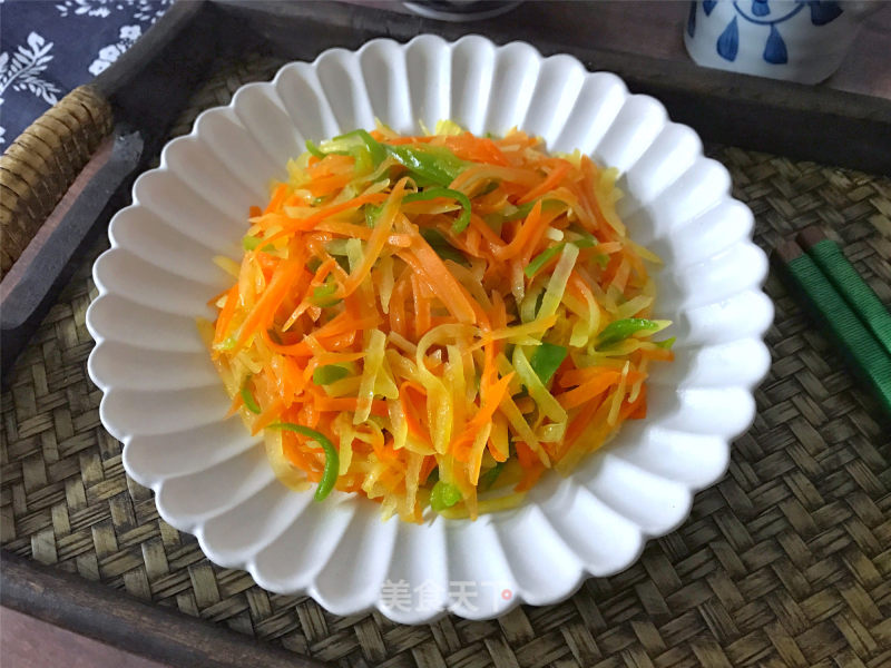 Stir-fried Shredded Potatoes with Green Peppers and Carrots recipe