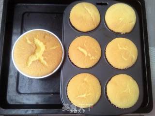 Small Cakes with Custard Sauce recipe