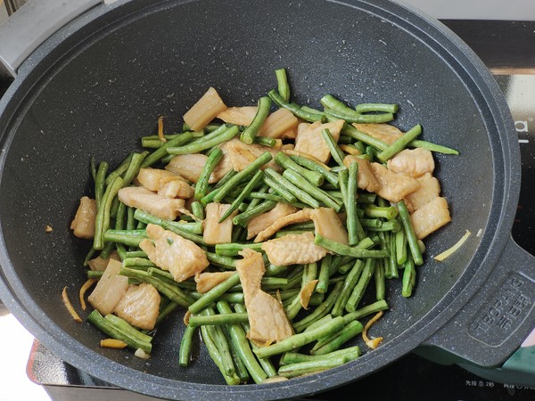 Simple and Delicious Home Cooking, The Method of Stir-fried Meat with Cowpea, See recipe
