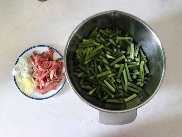 Stir-fried Pork with Garlic Moss recipe