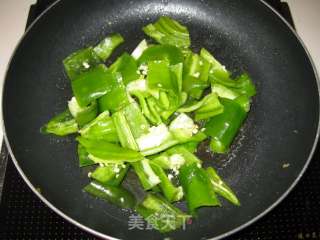 Stir-fried Pork Skin with Chili recipe