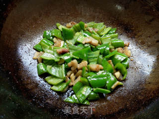 Stir-fried Green Pepper with Lard Residue recipe