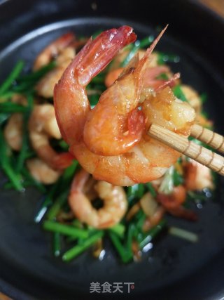 Stir-fried Double Shrimp with Leek Moss recipe