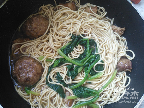 Braised Pork Lion Head Noodle Soup recipe