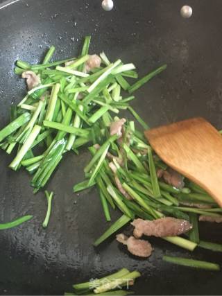 Stir-fried Soybean Skin with Leek recipe