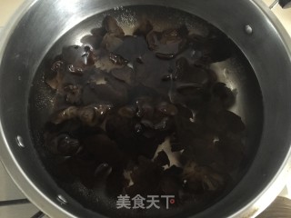 Braised Chicken with Black Fungus recipe