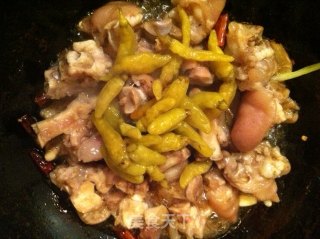 Stewed Pig's Trotters with Wild Pepper (pickled Pepper) recipe