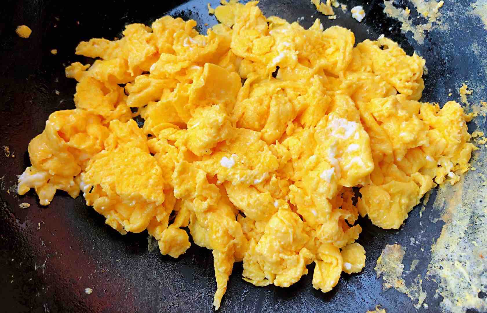 Scrambled Eggs with Chrysanthemum, Shiitake and Carrots recipe