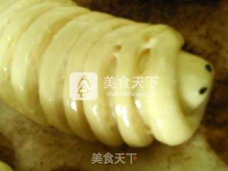 #aca烤明星大赛# Bean Paste Caterpillar Bread recipe