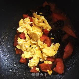 Scrambled Eggs with Tomato and Fungus recipe