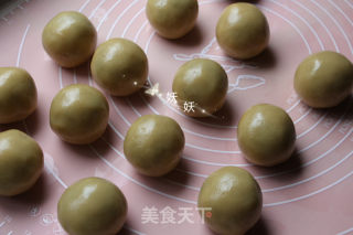 Wind Furnace Cantonese-style Bean Paste Moon Cakes recipe