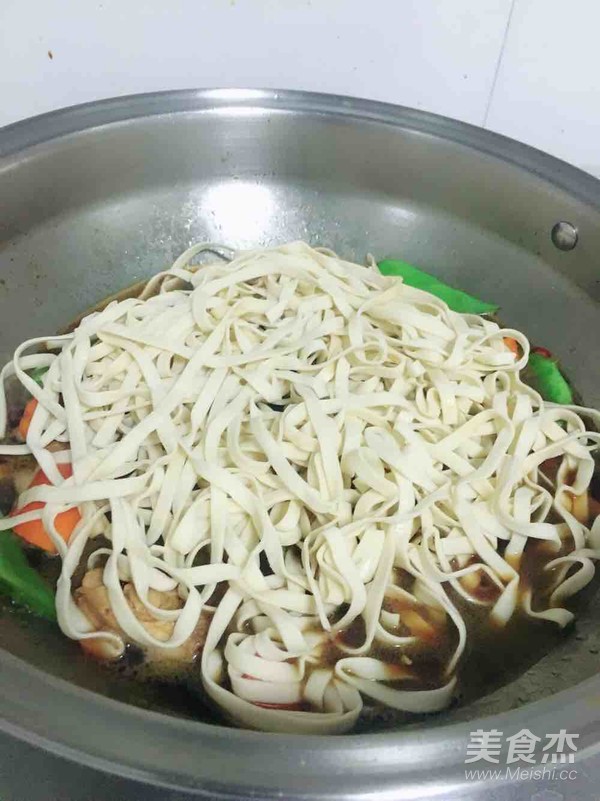 Braised Noodles with Assorted Chicken Drumsticks recipe