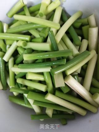 Scrambled Eggs with Garlic Moss recipe