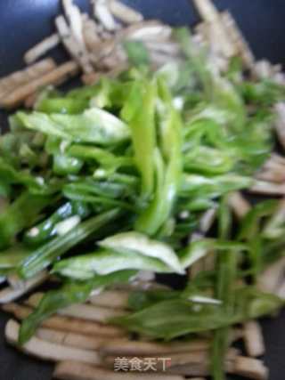 Stir-fried Dried Seeds with Green Pepper recipe